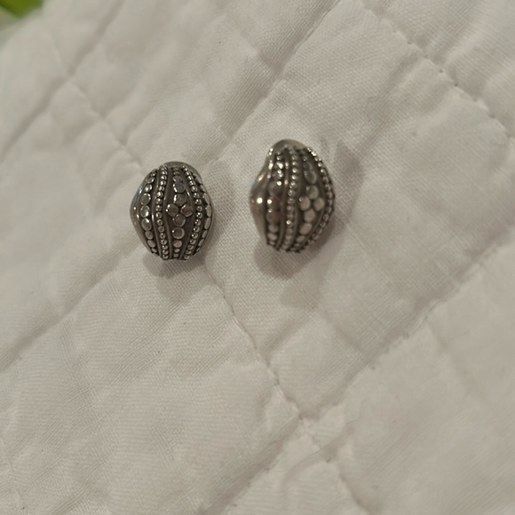 John Hardy Estate Jaisalmer Domed Dot Omega Back Earrings Sterling  Silver JH62 - Picture 1 of 3
